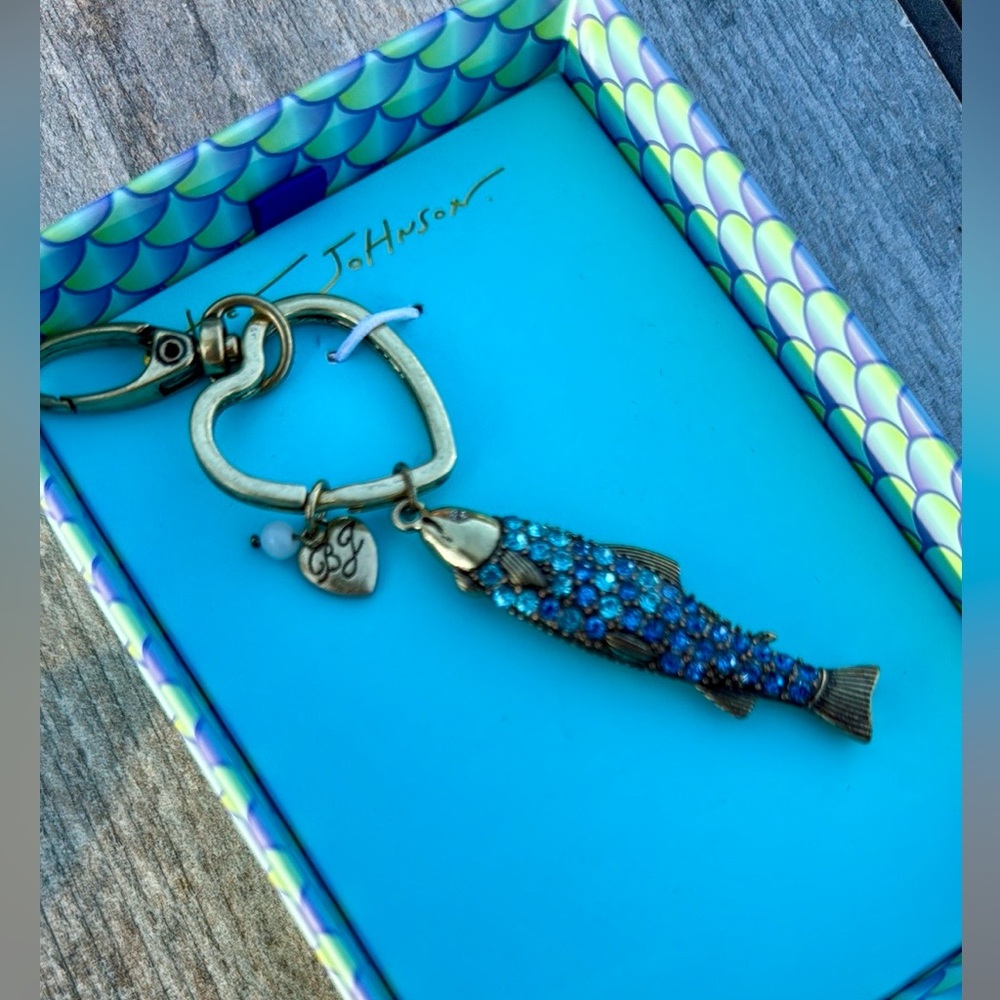 NWT! Betsey Johnson Blue Fish Rhinestone Ocean Keychain - Picture 7 of 9